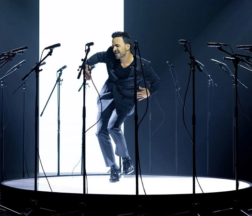 Tras haber lanzado "Buenos Aires" como adelanto de su prximo lbum, el cantante latino saca a la luz el segundo corte titulado "Pasa la pgina "Panam"", un tema que invita a bailar